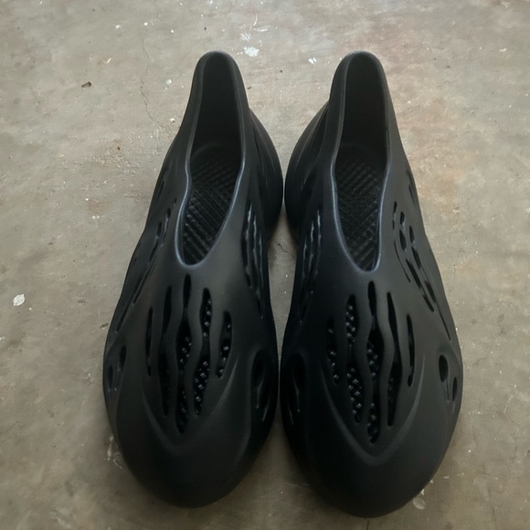 Onyx Yeezy Foam Runners - Picture 1 of 5